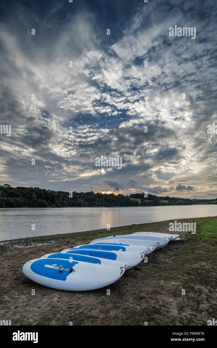 Sommer Sonnenuntergang über See Landschaft mit Freizeitboote am Ufer Stockfoto