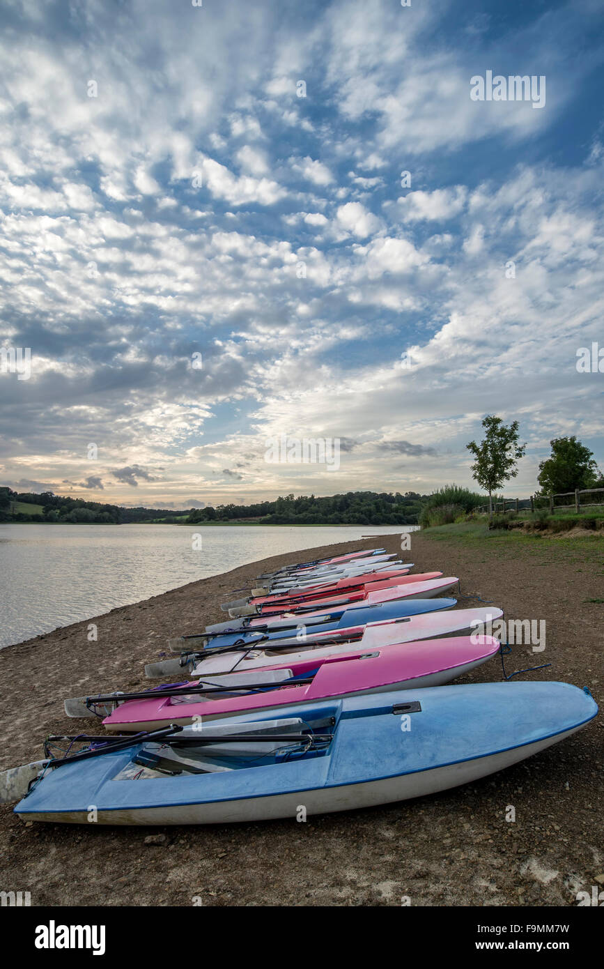 Sommer Sonnenuntergang über See Landschaft mit Freizeitboote am Ufer Stockfoto