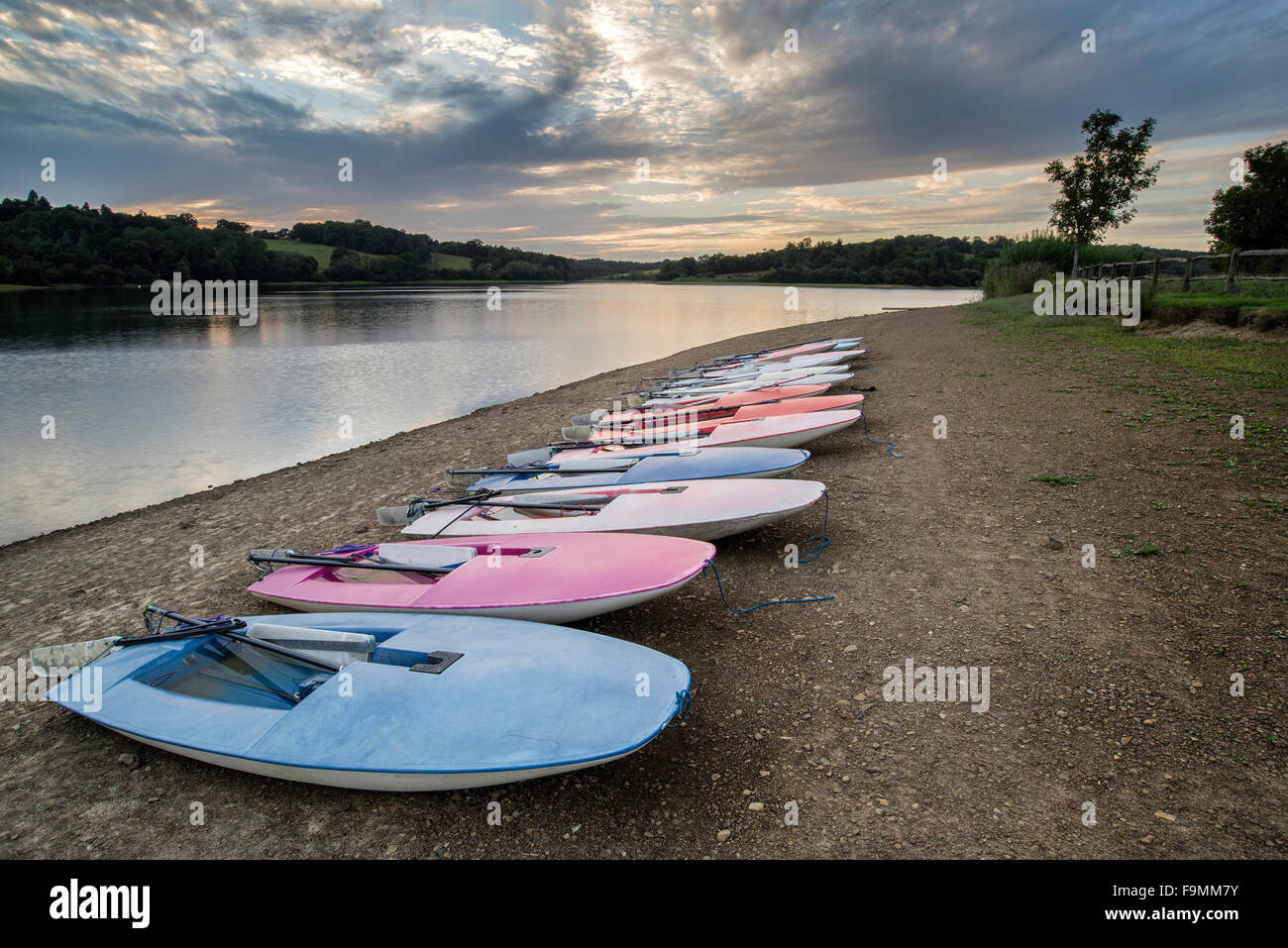 Sommer Sonnenuntergang über See Landschaft mit Freizeitboote am Ufer Stockfoto