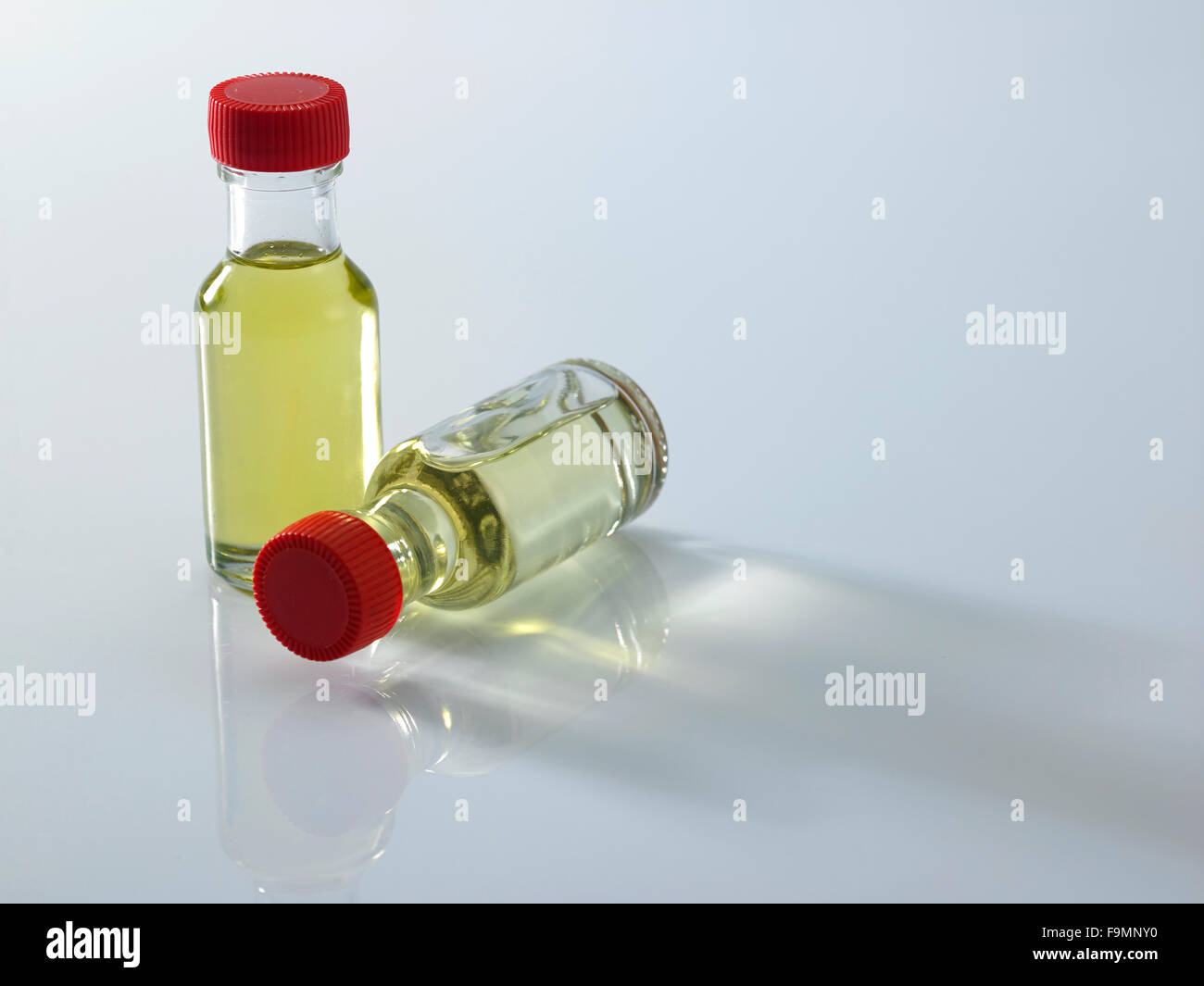 Flaschen von Lebensmittelfarbe auf dem weißen Hintergrund Stockfoto