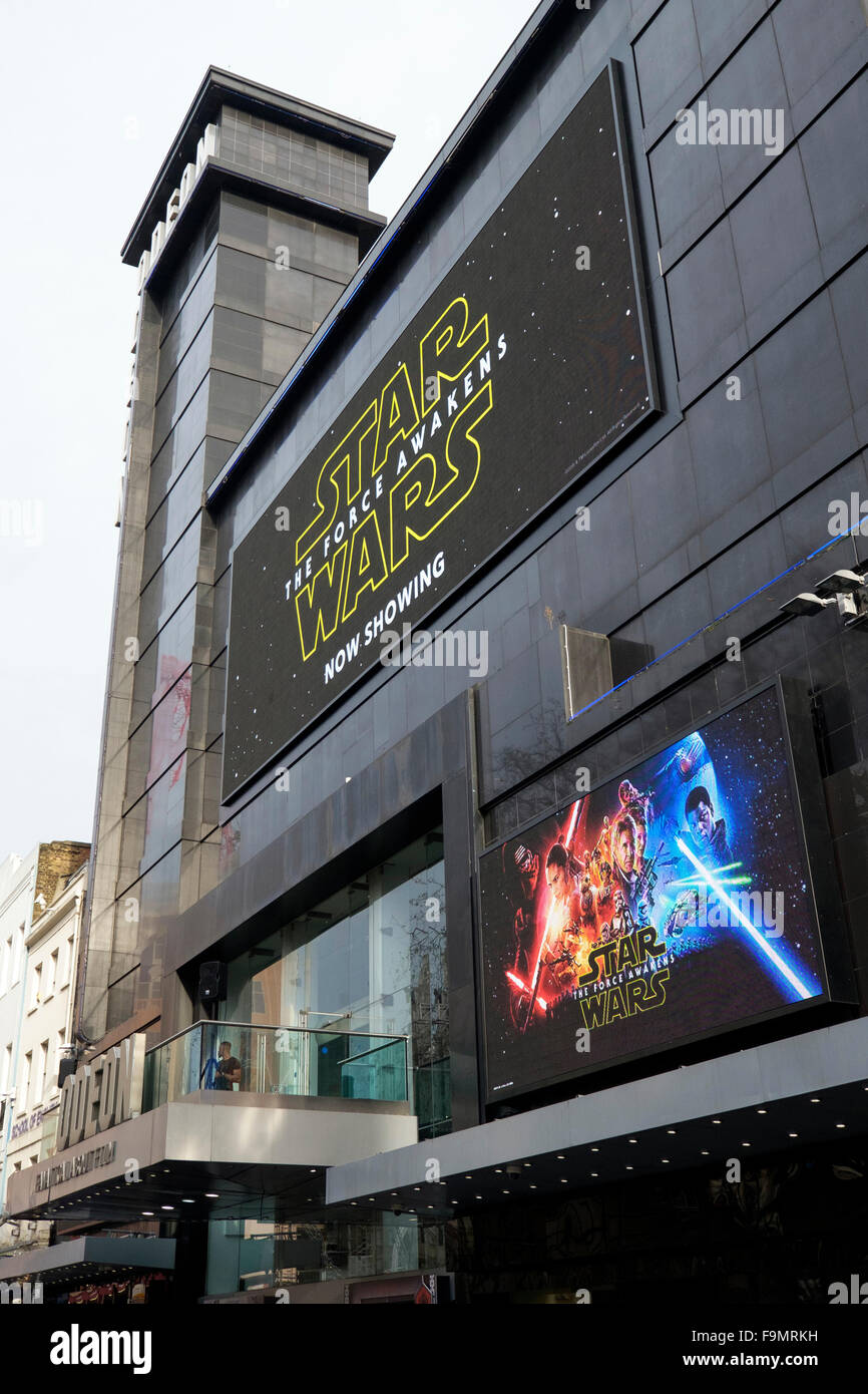 London, UK. 17. Dezember 2015. Fans Schlange am Leicester Square Kino um zu sehen ist "Star Wars: das Erwachen der macht, London, Großbritannien.  Bildnachweis: Raymond Tang/Alamy Live-Nachrichten Stockfoto