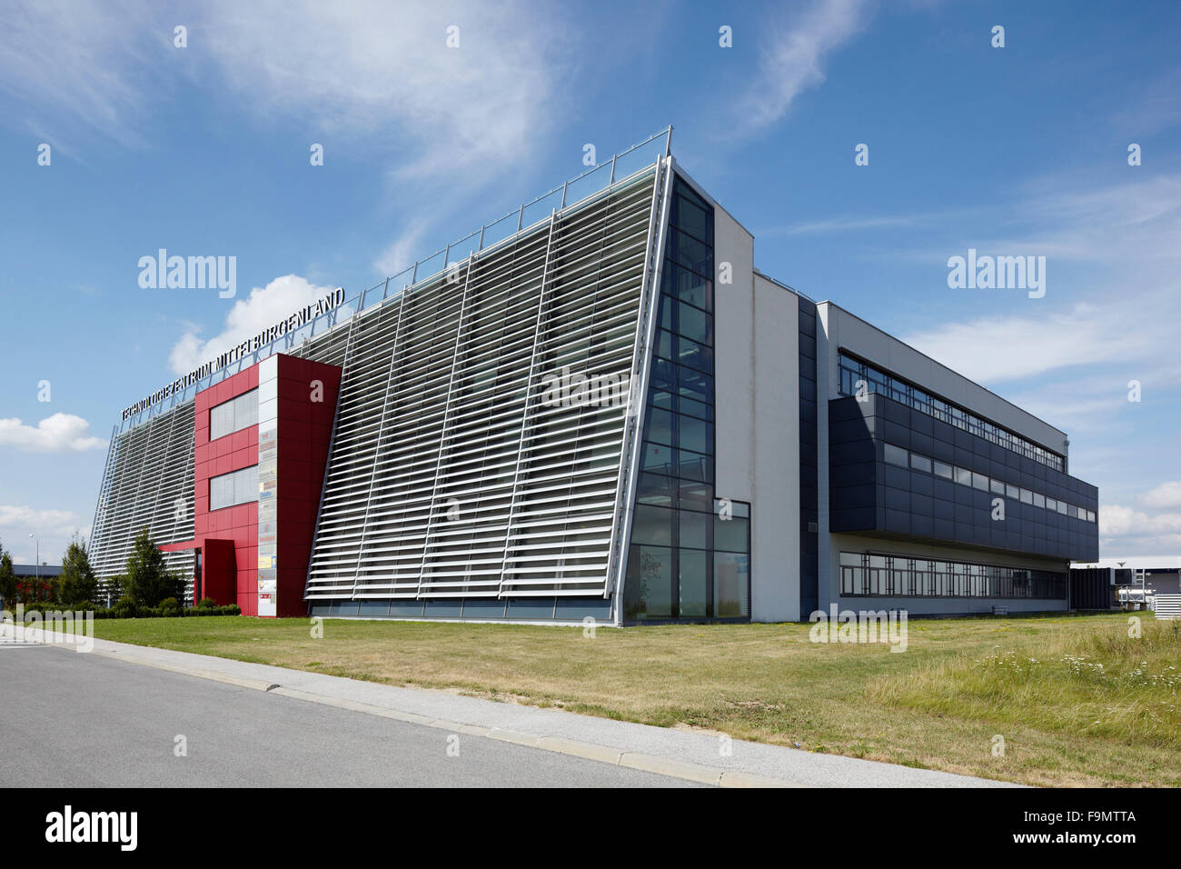 Außenansicht zeigt das Raster Design und markanten roten block Eingang im Technologiezentrum Neutal, Österreich Stockfoto