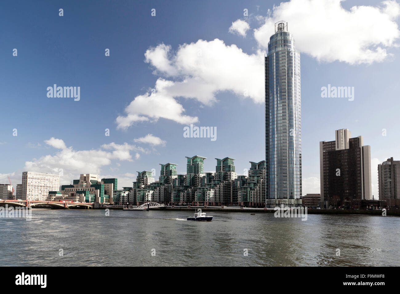 Thames River Überblick über die Nine Elms-Entwicklung mit der St George Wharf Tower, Ulmen Lane, London, SW8, England. Stockfoto