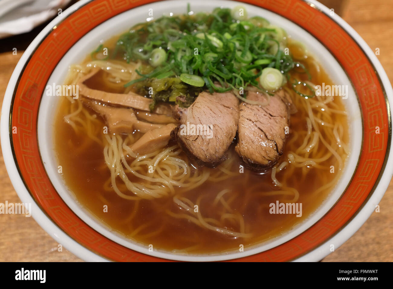Eine Schüssel Ramen in einem Restaurant in Japan. Stockfoto