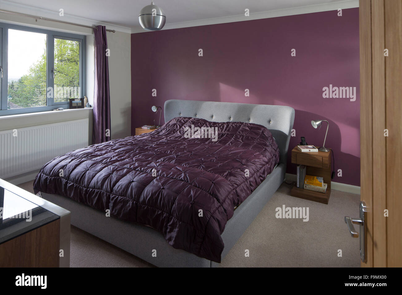 Das Master-Schlafzimmer mit einem Doppelbett in einem Einfamilienhaus. Stockfoto