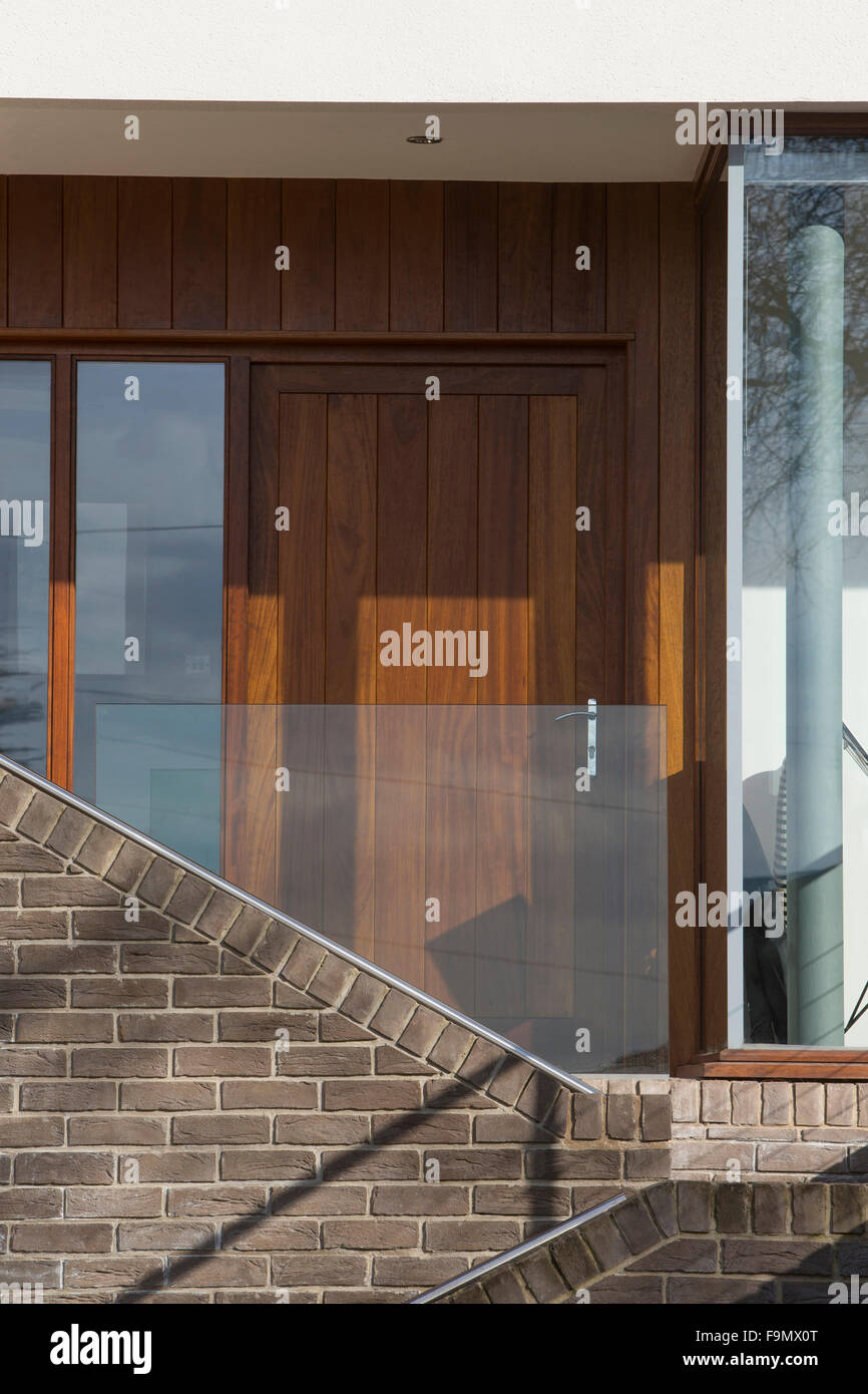 Detail der verglasten Bildschirm vor Haustür eines modernen Einfamilienhauses. Eingangsstufen. Stockfoto