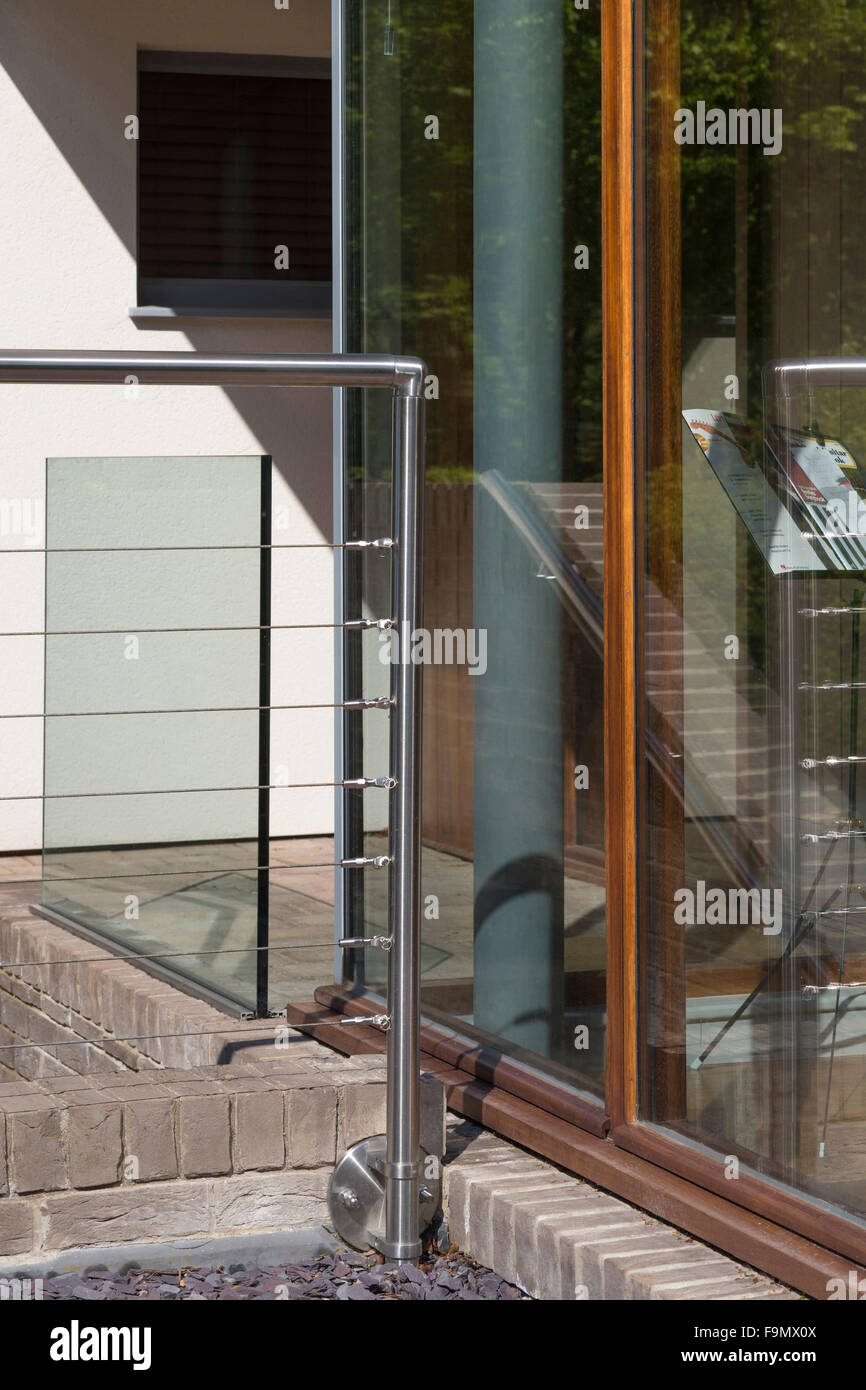 Detail der verglasten Bildschirm vor Haustür eines modernen Einfamilienhauses. Eingangsstufen. Stockfoto