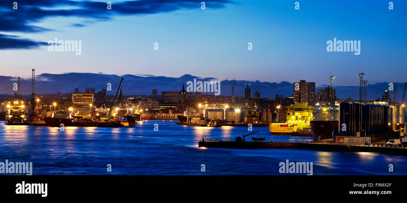 Die Stadt Aberdeen, den Hafen und die Uferpromenade nachts beleuchtet Stockfoto