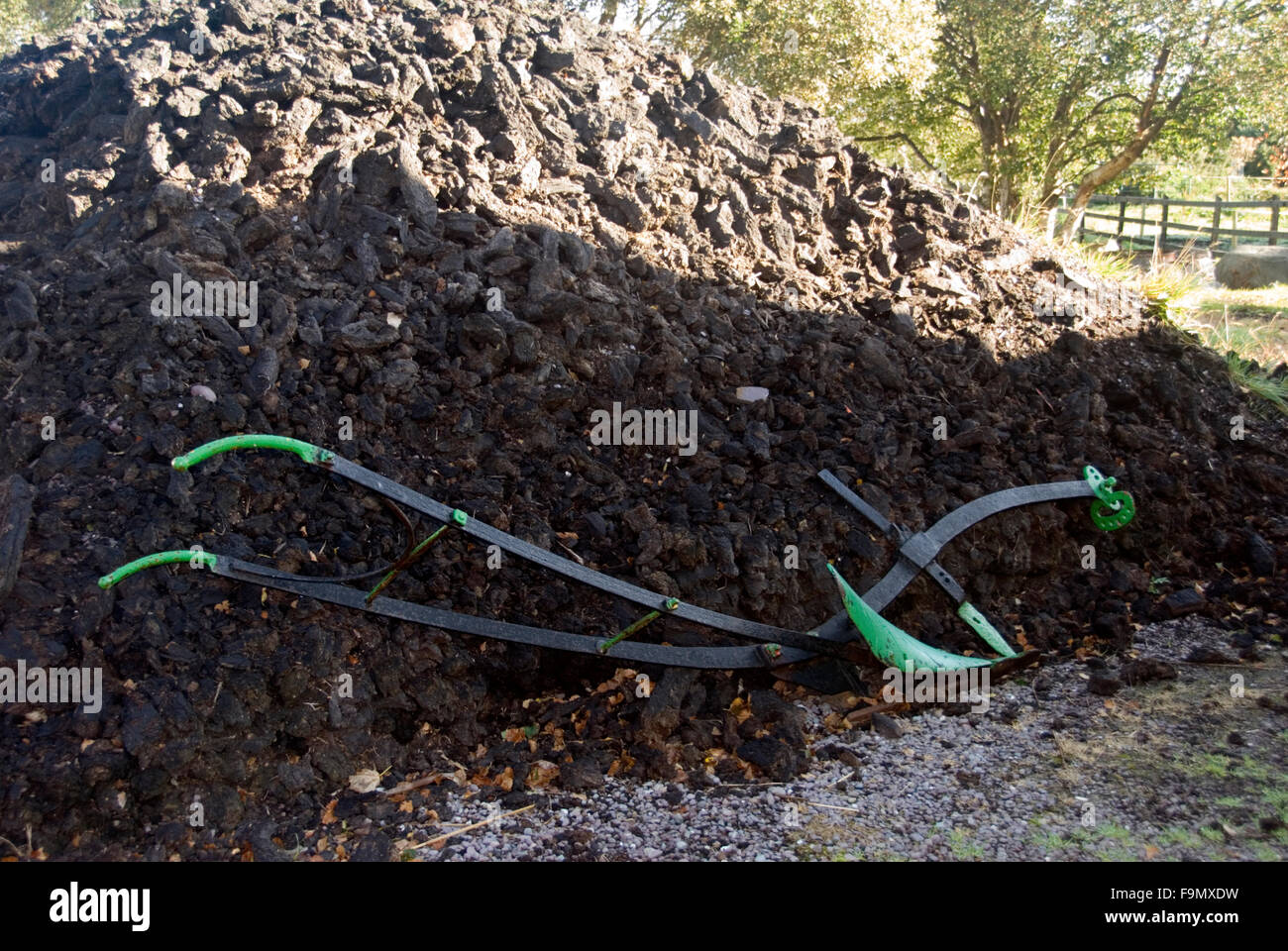 EIRE; CO. KERRY. GLENBEIGH. REKONSTRUIERTES MOOR DORF. PFERD PFLUG UND TORF EIR 78) Stockfoto