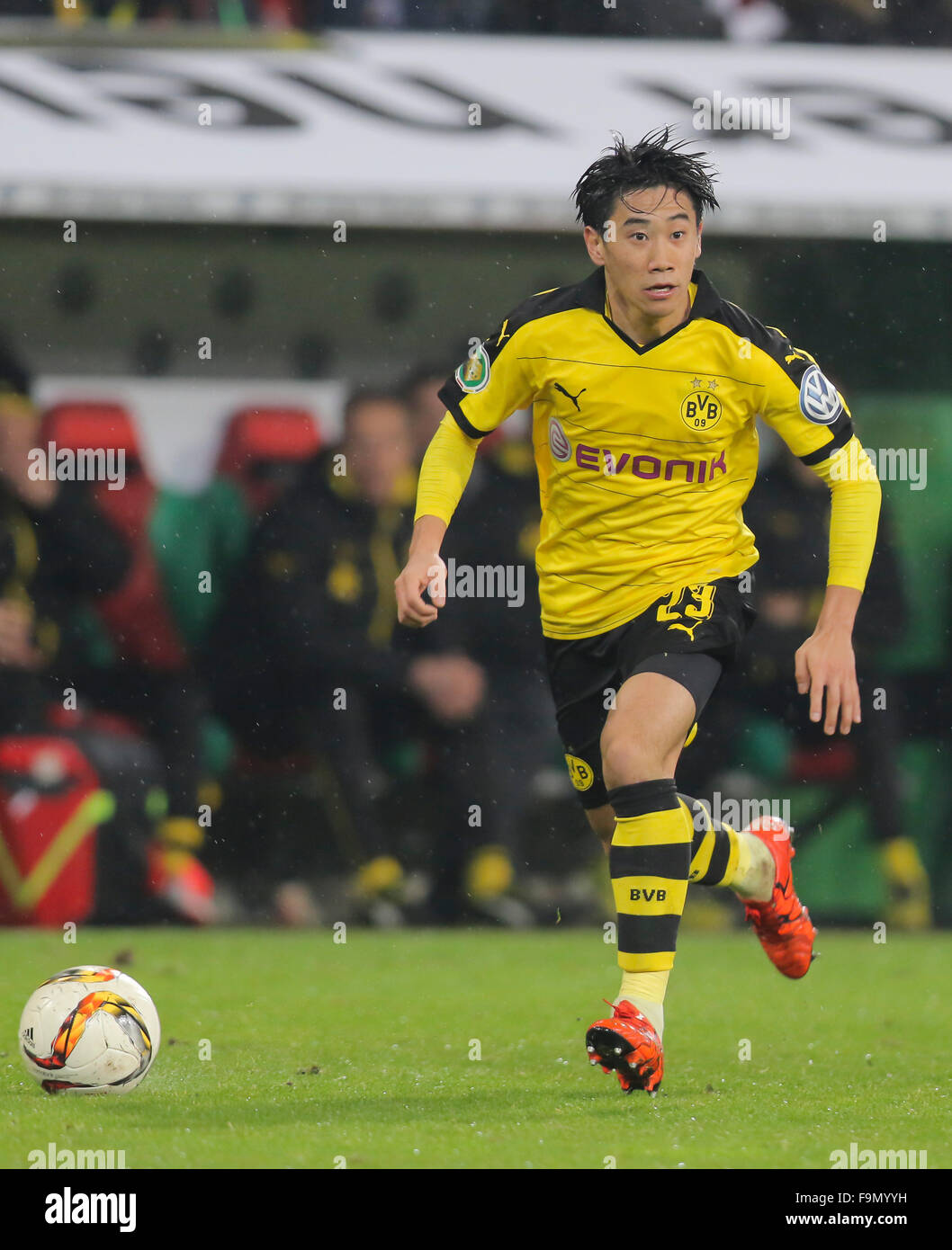 Augsburg, Deutschland. 16. Dezember 2015. Shinji KAGAWA, BVB-23 im single-Action mit dem Ball im DFB-Pokal Spiel FC Augsburg - Borussia Dortmund 0-2 bei WWK-Arena am 16. Dezember 2015 in Augsburg, Deutschland.  Bildnachweis: Peter Schatz / Alamy Live News Stockfoto