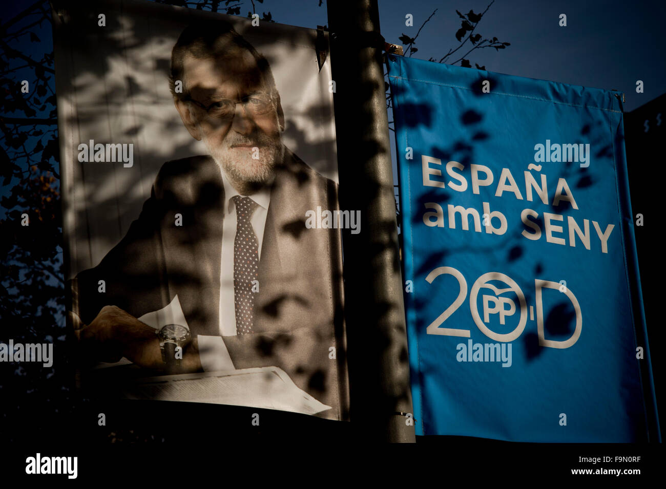 Barcelona, Spanien. 17. Dezember 2015. Spaniens Ministerpräsident und Präsident der Partido Popular) Mariano Rajoy, Kandidat für den kommenden Dezember 20 Parlamentswahlen auf einem Wahlplakat in den Straßen von Barcelona auf 17. Dezember 2015 zu sehen ist. Bildnachweis: Jordi Boixareu/Alamy Live-Nachrichten Stockfoto