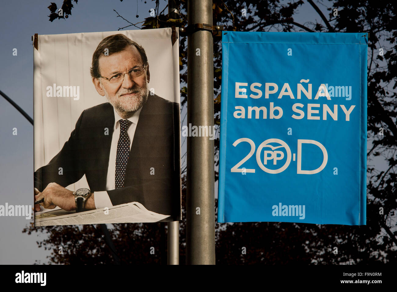 Barcelona, Spanien. 17. Dezember 2015. Spaniens Ministerpräsident und Präsident der Partido Popular Mariano Rajoy, Kandidat für den kommenden Dezember 20 Parlamentswahlen auf einem Wahlplakat in den Straßen von Barcelona am 17. Dezember 2015 gesehen. Bildnachweis: Jordi Boixareu/Alamy Live-Nachrichten Stockfoto