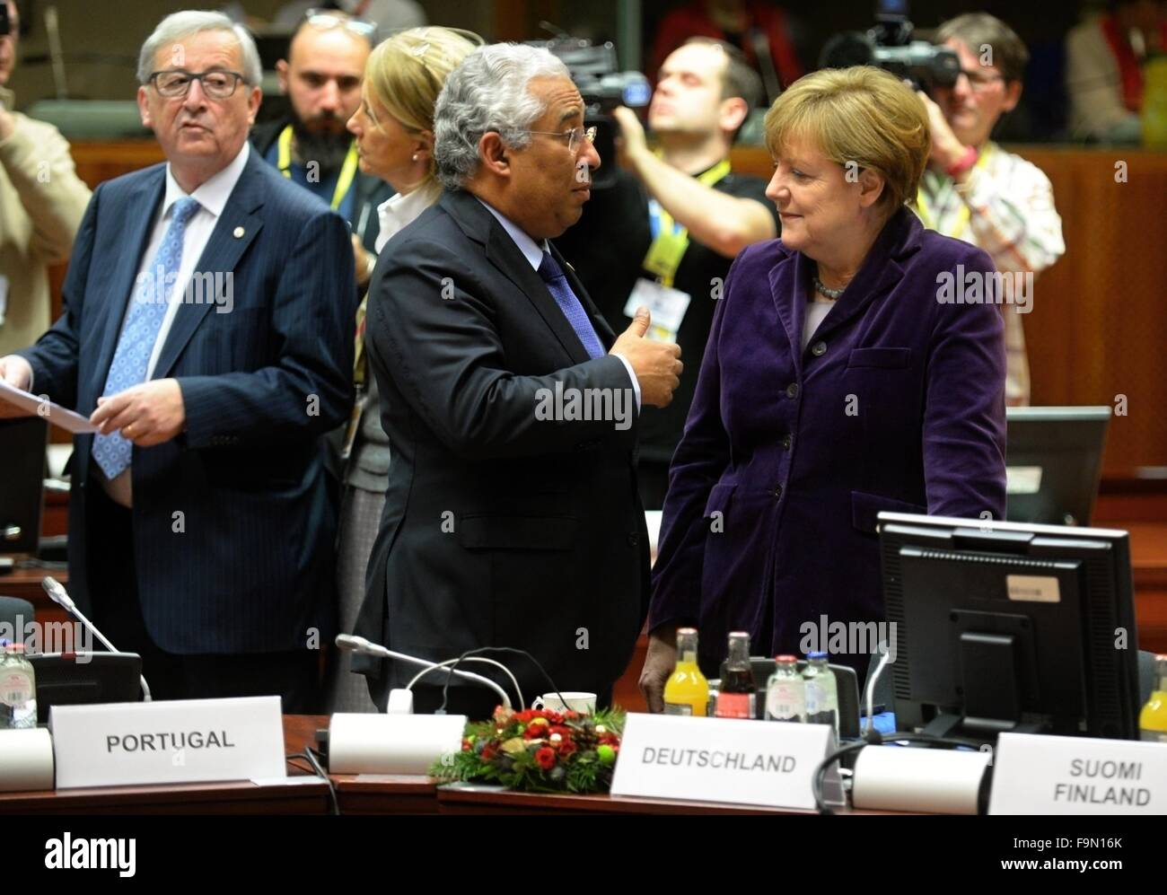 Brüssel, Belgien. 17. Dezember 2015. EU-Kommissionspräsident Jean-Claude Juncker (v.l.) sieht aus wie der portugiesische Premierminister Antonio Costa und Bundeskanzlerin Angela Merkel-Chat vor der Tagung des Europäischen Rates Umgang mit Migration, Beziehungen zwischen Großbritannien und dem Rest der EU in Brüssel, 17. Dezember 2015. © Jakub Dospiva/CTK Foto/Alamy Live-Nachrichten Stockfoto