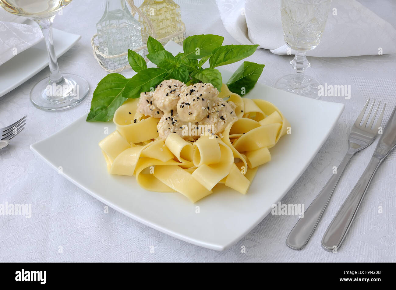 Italienische Pasta - Pappardelle mit Hähnchenfilet in einer cremigen Sauce mit Sesam Stockfoto