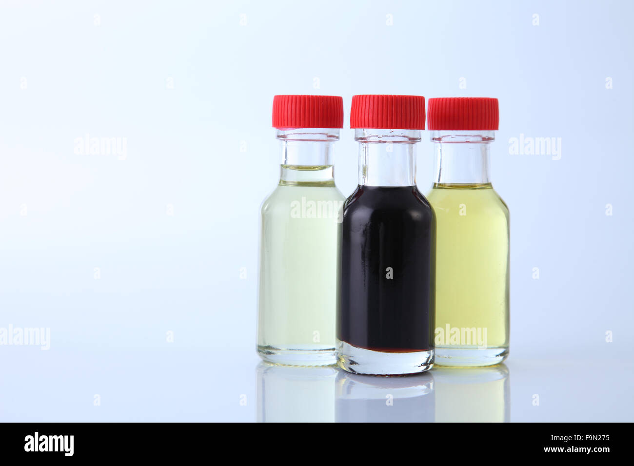 drei Flaschen Lebensmittelfarbe Stockfoto