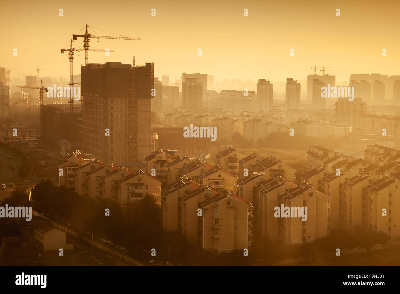Stadtbild der Stadt Hangzhou, China. Große lebende Häuser im Bau bei Sonnenaufgang. Warmen Tonwertkorrektur Filter Foto ef Stockfoto
