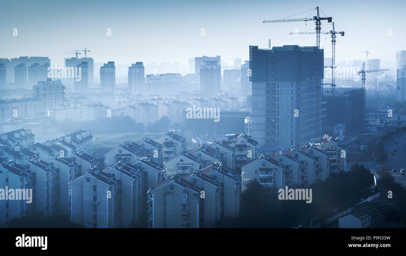 Blau getönten Stadtbild der Stadt Hangzhou, China. Große lebende Häuser im Bau Stockfoto