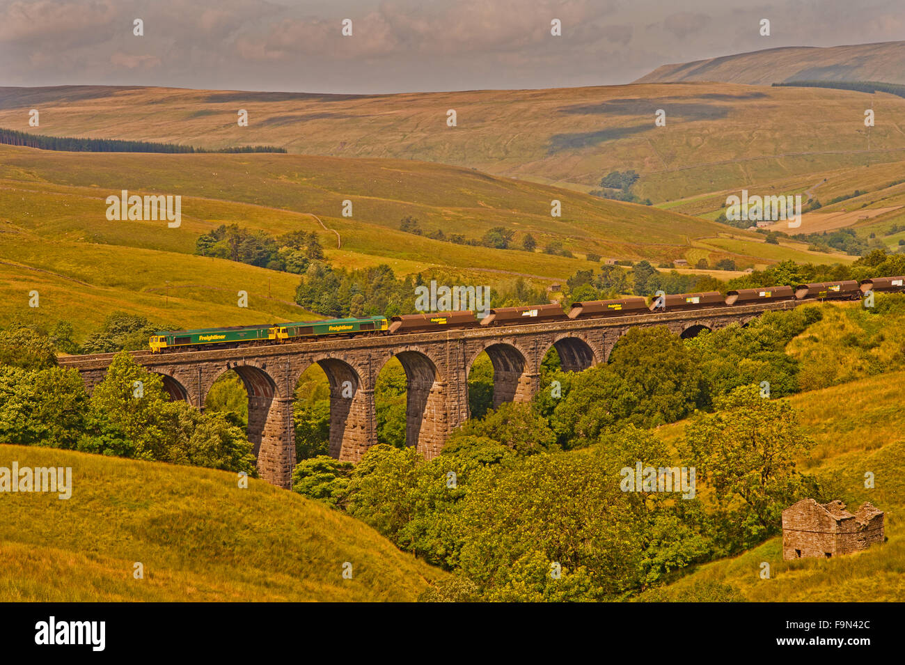 Güterzug über Dent Head Viadukt auf Settle Carlisle Railway Stockfoto