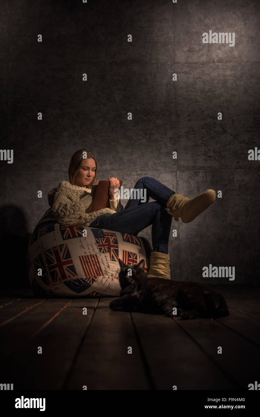 Mädchen studieren auf Sitzsack zu Hause Stockfoto