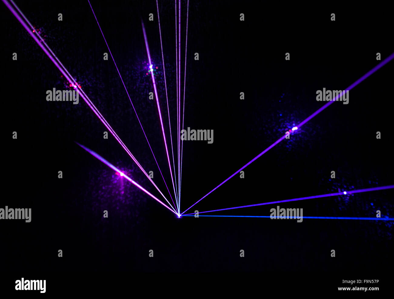 Bunte Laser-Effekt über einen schwarzen Hintergrund. Stockfoto