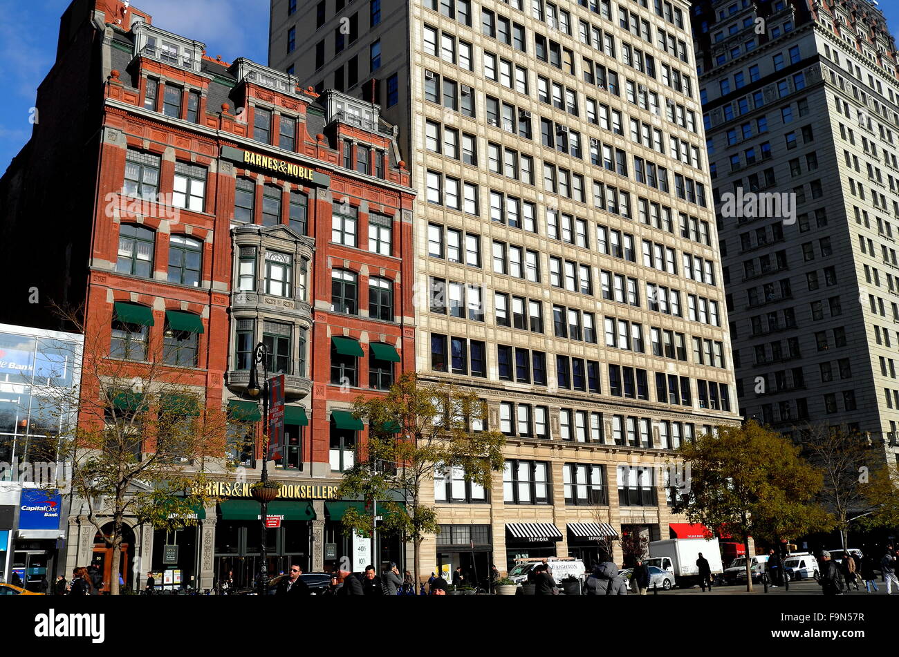 New York: Barnes & Noble Buchhändler und Bürogebäuden auf der Westseite des Union Square * Stockfoto