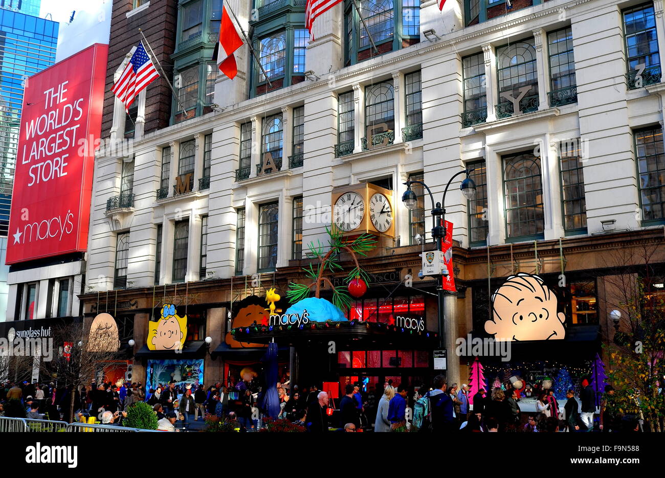 New York City: Scharen von Menschen vor Macy's, dem weltweit größten Store, Charlie Brown Christmas Sichtfenster * Stockfoto