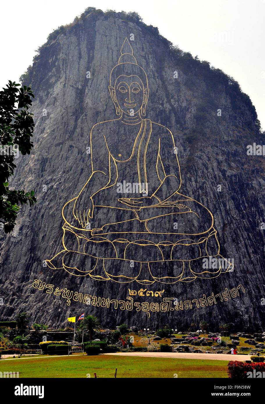 Pattaya, Thailand: 130 Meter hohen Khao Chi Chan sitzen Sukhothai-Stil Lanna Buddha mit Blattgold am Berghang eingelegt * Stockfoto