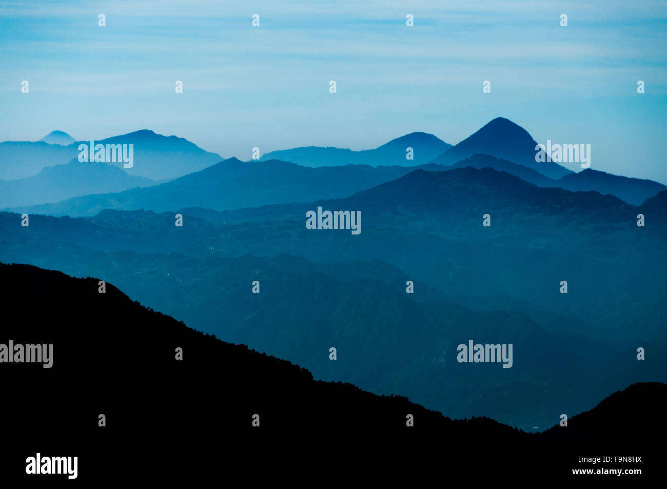 Black Mountain Silhouette vor Skyscape kalten blauen Berge mit Dunst und Nebel in der Nähe von Quetzaltenango Stockfoto