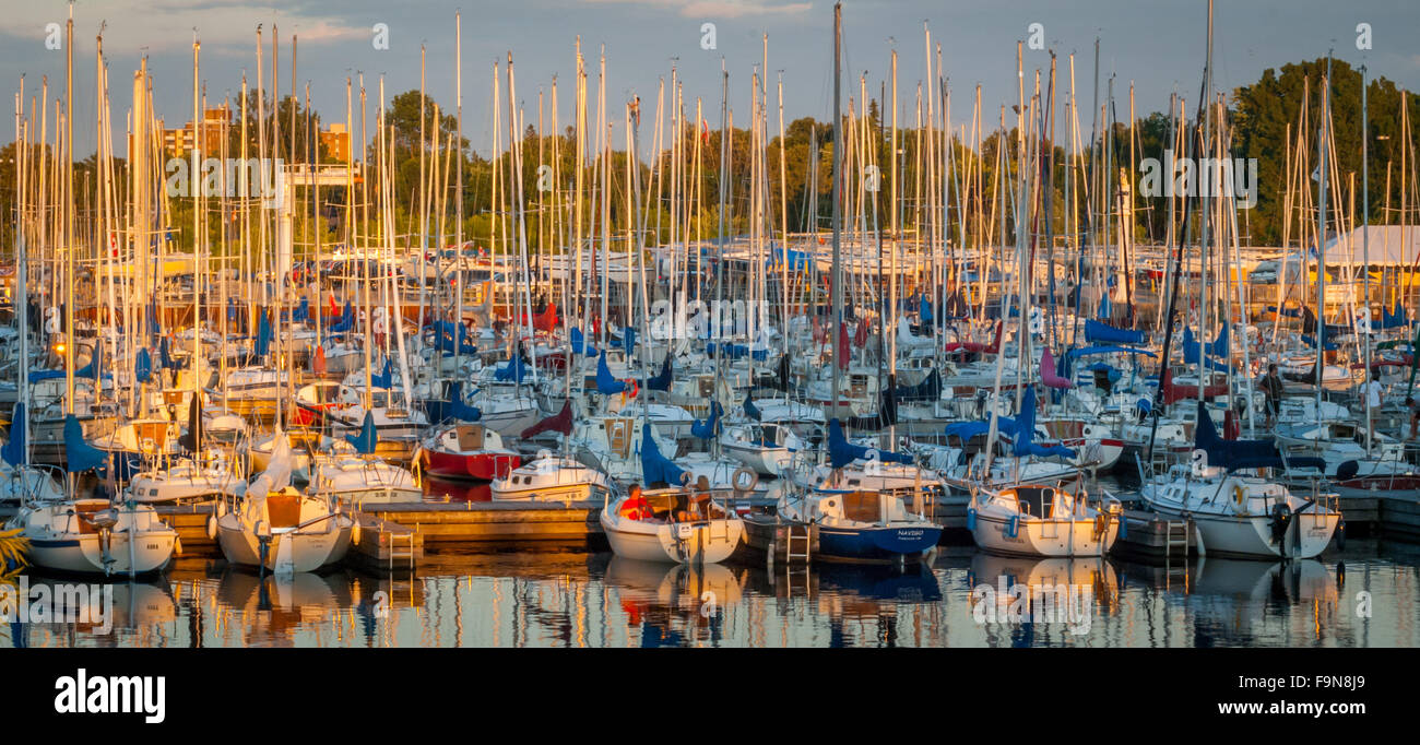 Boote in einer Marina am späten Nachmittag.  Sonnenuntergang von hinten.  Menschen in ihren Booten. Stockfoto