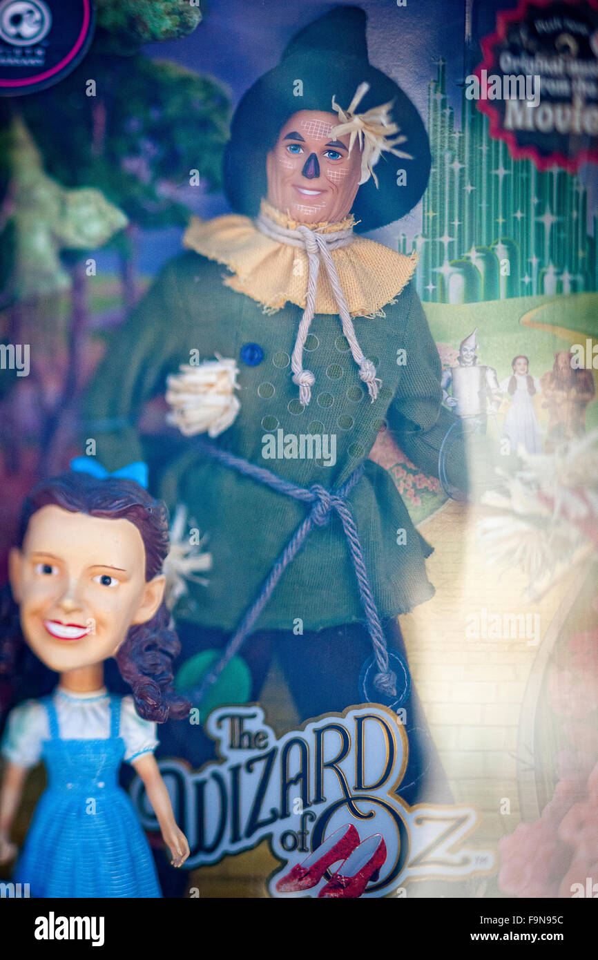 Nur zur redaktionellen Verwendung.  Puppen der Vogelscheuche und Dorothy Motion picture Wizard of Oz. Stockfoto