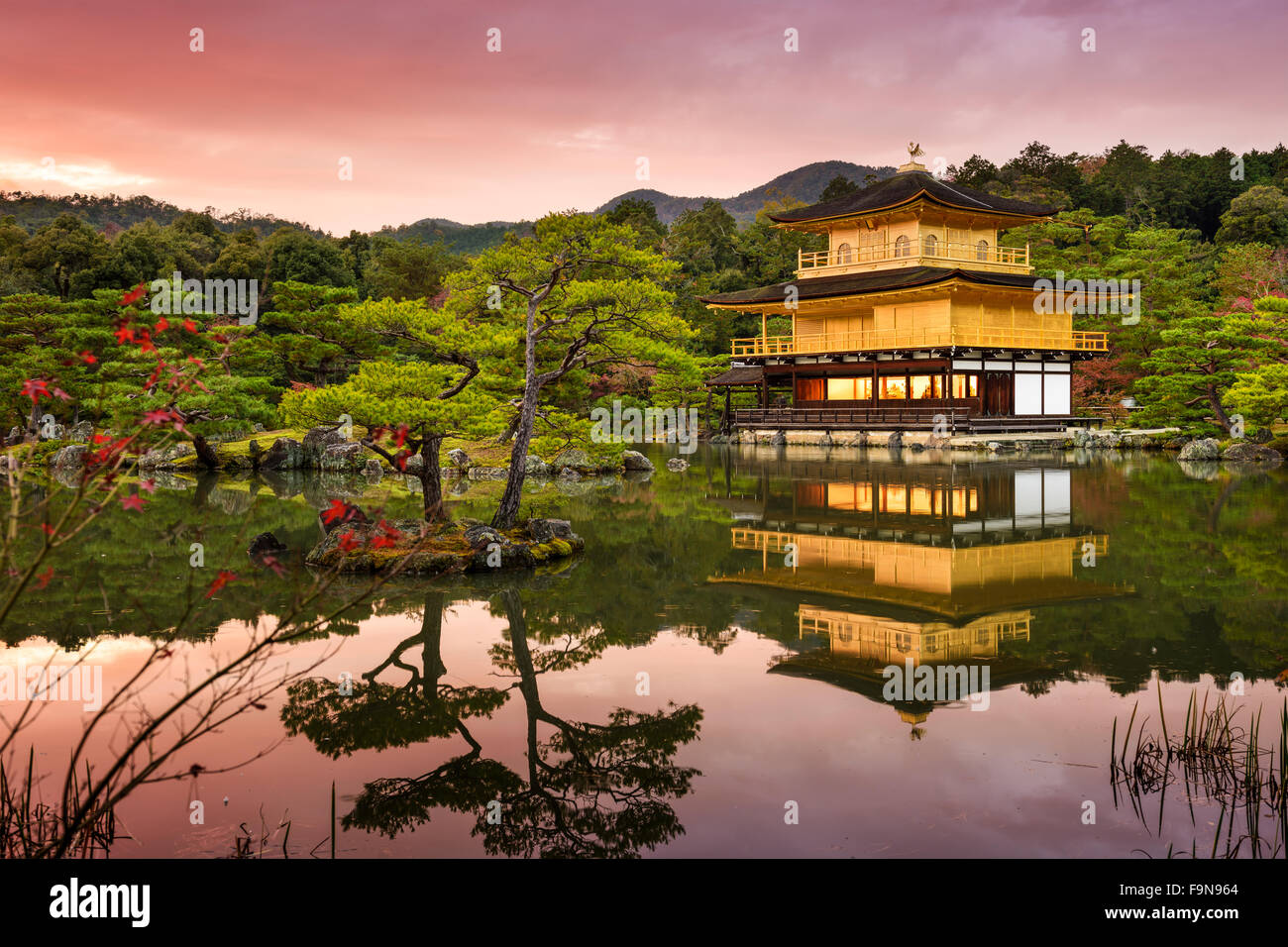 Kyoto, Japan im Goldenen Pavillon in der Abenddämmerung. Stockfoto