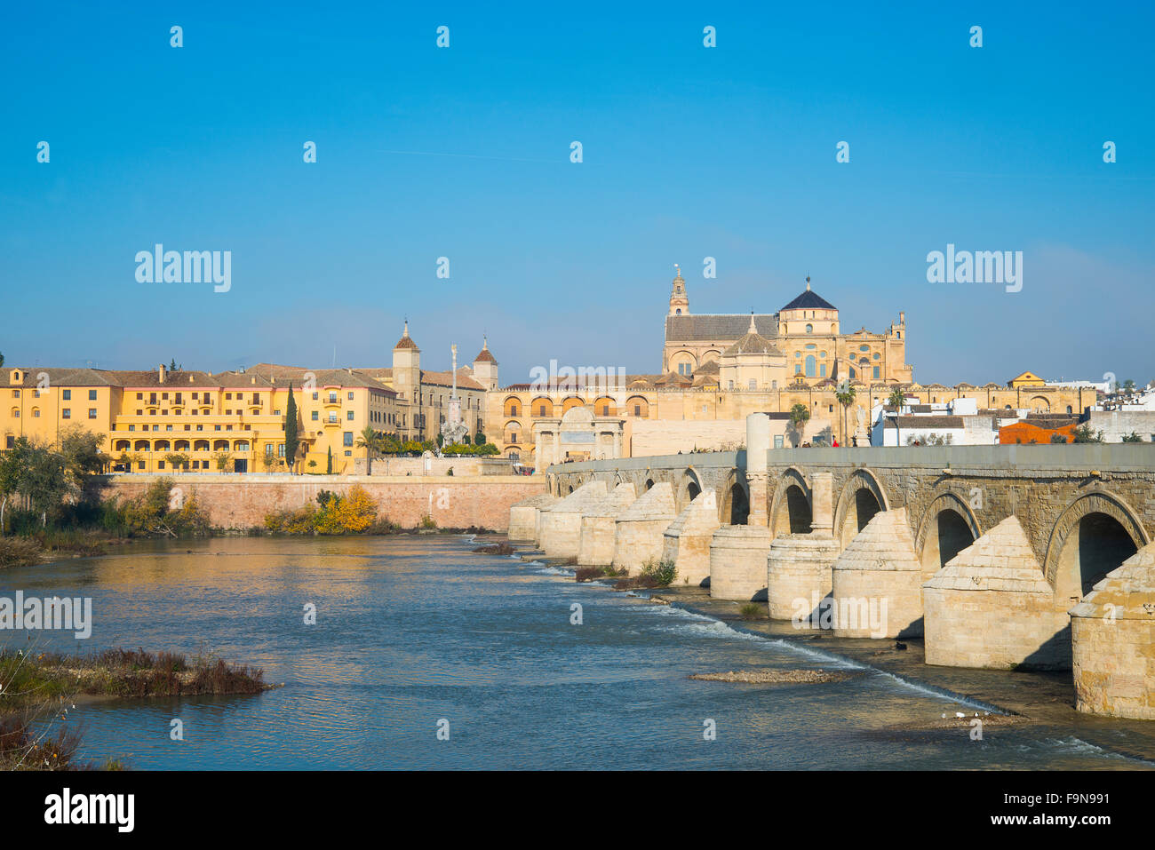 Fluss Guadalquivir, römische Brücke und Moschee-Kathedrale. Córdoba, Spanien. Stockfoto