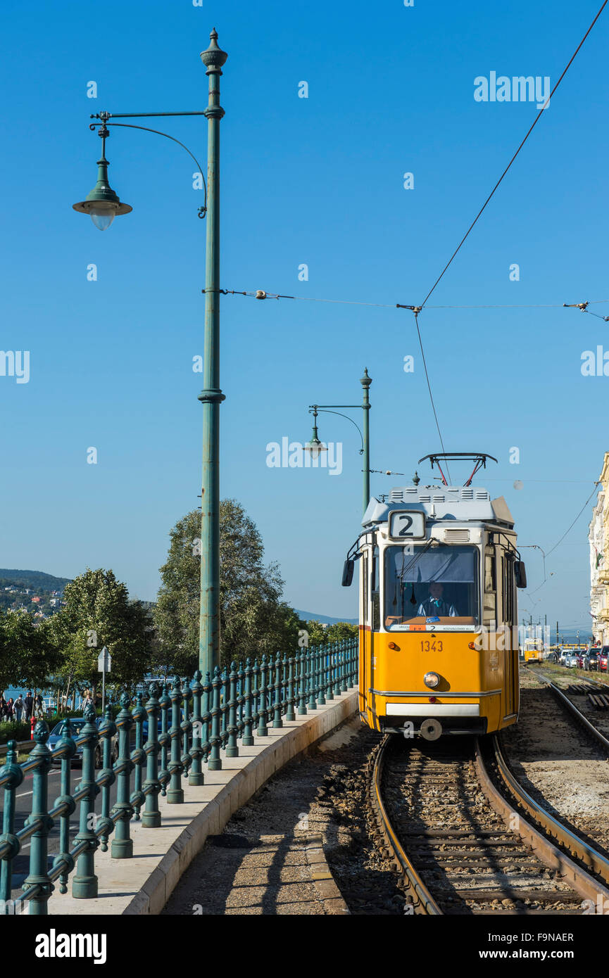 Altmodische Straßenbahn am Ufer der Donau, Budapest, Ungarn Stockfoto