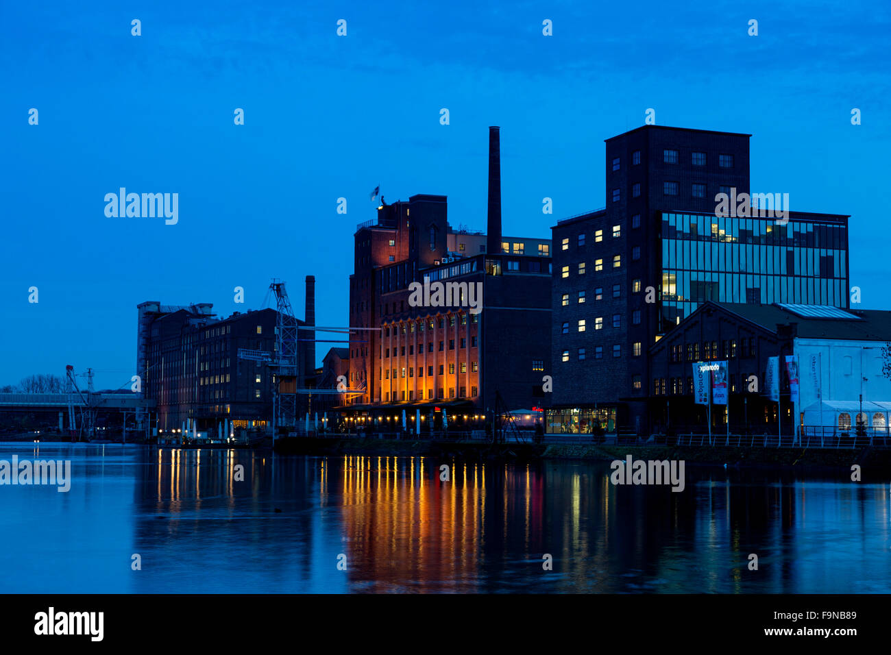 Blick auf den Innenhafen, Innenhafen, bei Einbruch der Dunkelheit mit Küppers- und Werhahnmühle, Duisburg, Ruhrgebiet, Deutschland Stockfoto