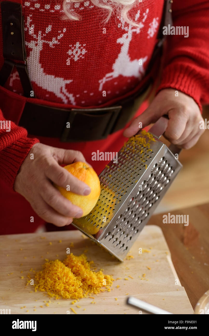 Santa Claus im Hause Weihnachtsplätzchen Kochen Stockfoto