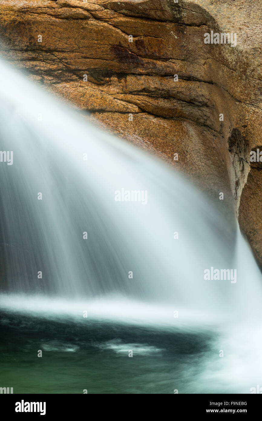 Schließen Sie die Ansicht des Wasserfalls bekannt als "The Basin," eine Granit-Schlagloch-Kaskade von der Pemigewasset River im Franconia Notch State Park. Stockfoto