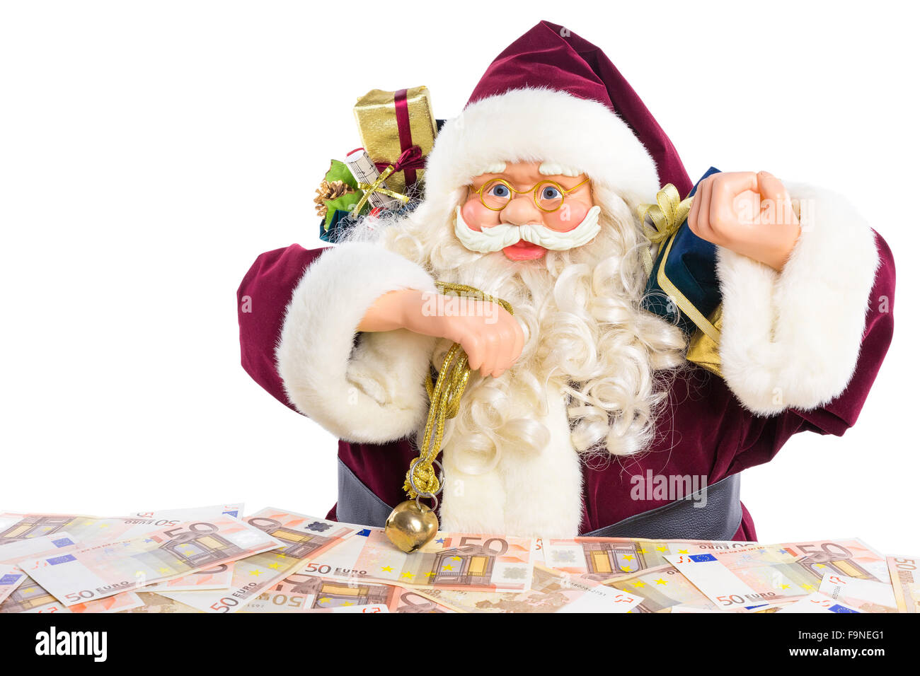 Modell der Weihnachtsmann mit Geschenken und Euro-Banknoten, die isoliert auf weißem Hintergrund Stockfoto