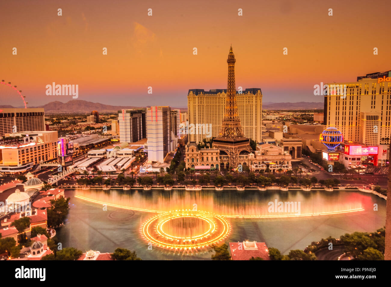 Panoramablick von luxuriösen Hotels und Casinos in Las Vegas, Nevada bei Sonnenuntergang Stockfoto