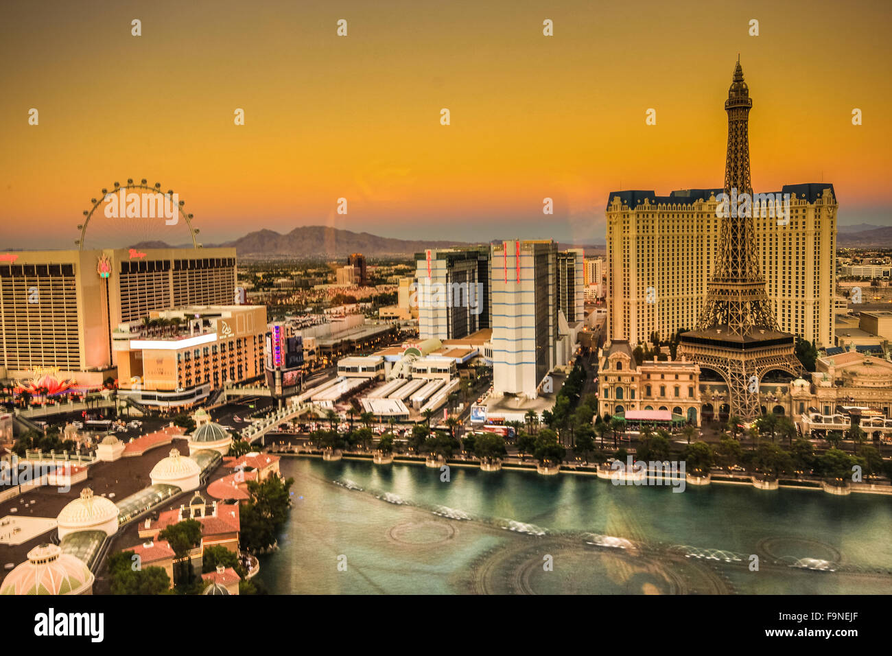 Panoramablick von luxuriösen Hotels und Casinos in Las Vegas, Nevada bei Sonnenuntergang Stockfoto