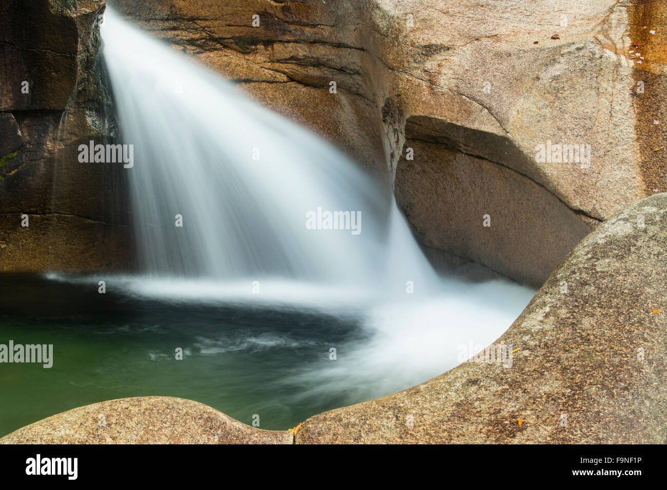 Schließen Sie die Ansicht des Wasserfalls bekannt als "The Basin," eine Granit-Schlagloch-Kaskade von der Pemigewasset River im Franconia Notch State Park. Stockfoto