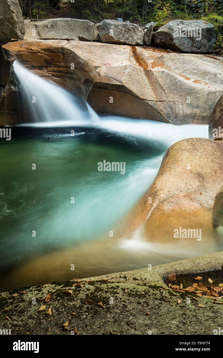 Wasserfall, bekannt als "The Basin," ein Granit-Schlagloch der Pemigewasset River in Franconia Notch State Park, New Hampshire. Stockfoto