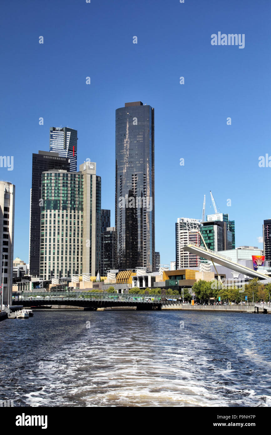 Blick von den Yarra River in Melbourne, Victoria, Australien, an einem sonnigen Sommertag. Stockfoto