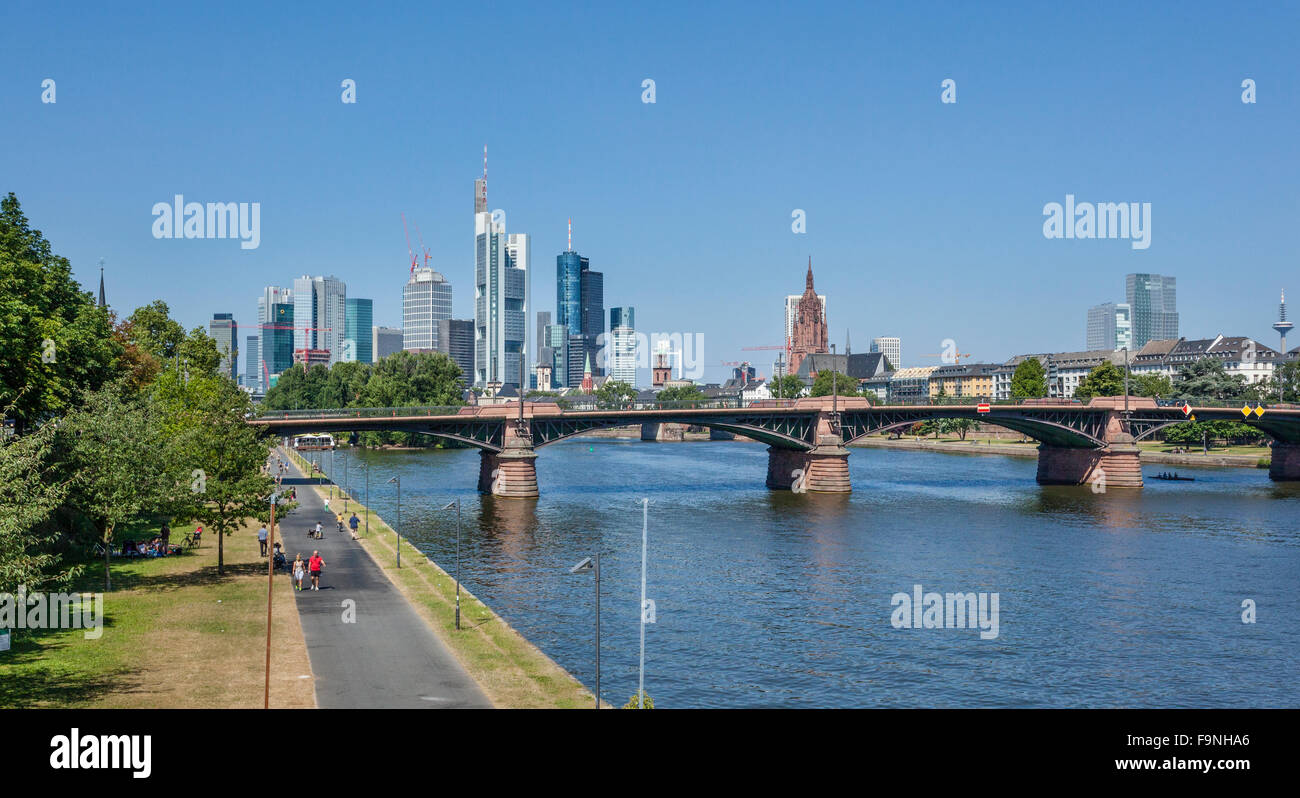 Deutschland, Hessen, Frankfurt Am Main, Blick auf den Main und Ignatz-Bubis-Brücke gegen die skyline Stockfoto