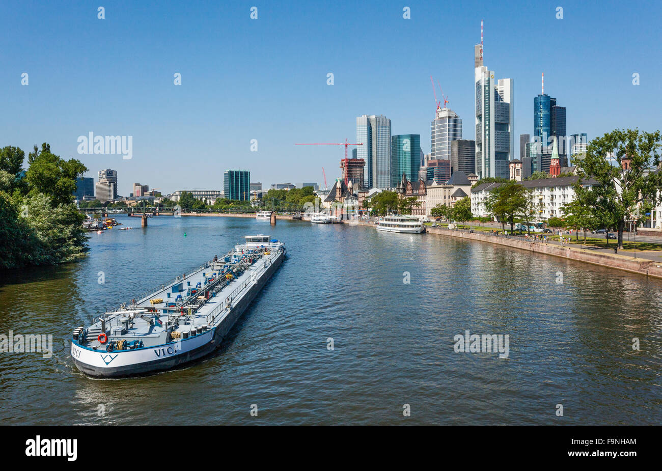 Deutschland, Hessen, Frankfurt Am Main, holländische Tankschiff "Vici" vorbei an der Main-Insel während der Navigation des Mains Stockfoto