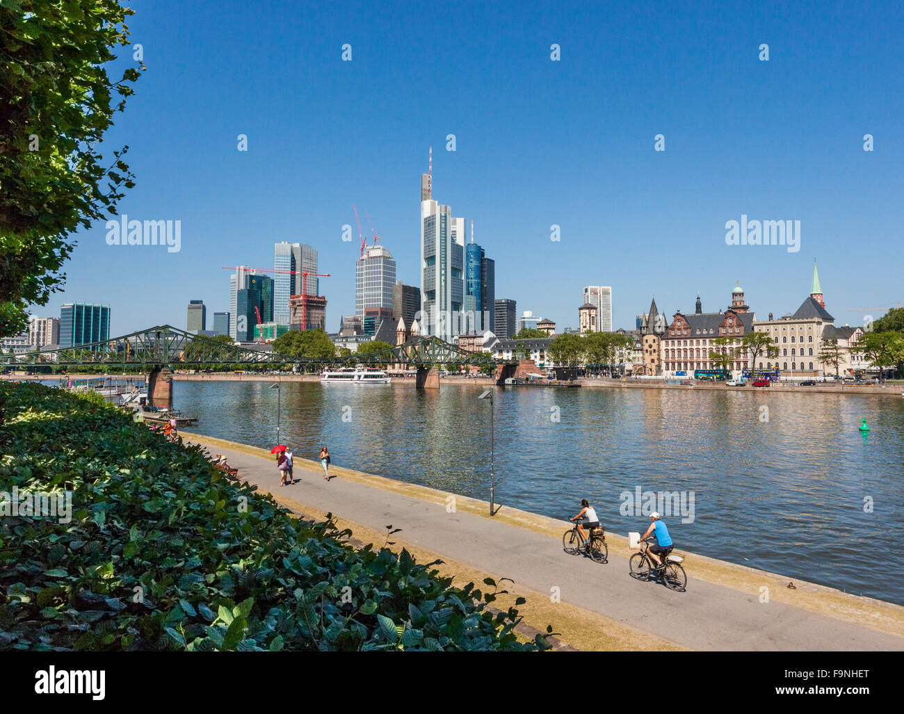 Deutschland, Hessen, Frankfurt Am Main, Blick auf die Frankfurter Skyline vom Sachsenhäuser Ufer mit Eiserner Steg Brücke Stockfoto