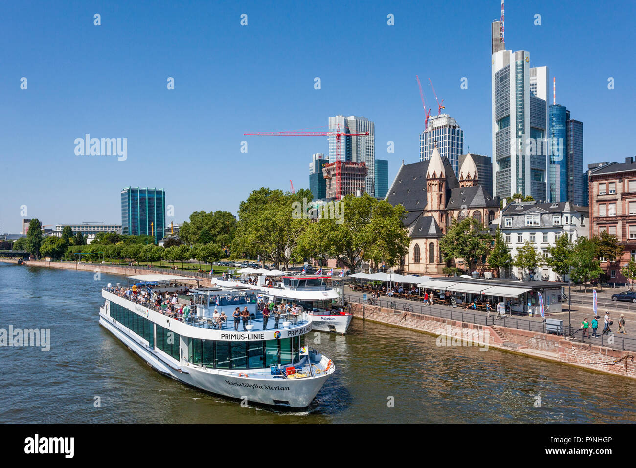 Deutschland, Hessen, Frankfurt Am Main, Primus-Linie Flusskreuzfahrtschiff "Maria Sibylla Merian" ausgehend von den Ufern des Flusses Mainkai Stockfoto