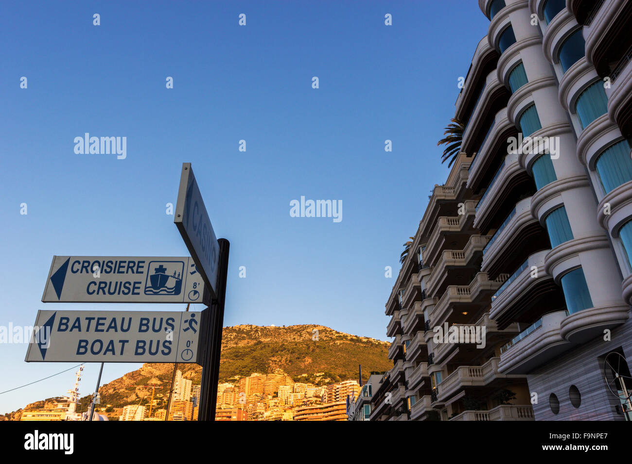 Schild mit der Richtung, Boote und Kreuzfahrten in Monaco Stockfoto