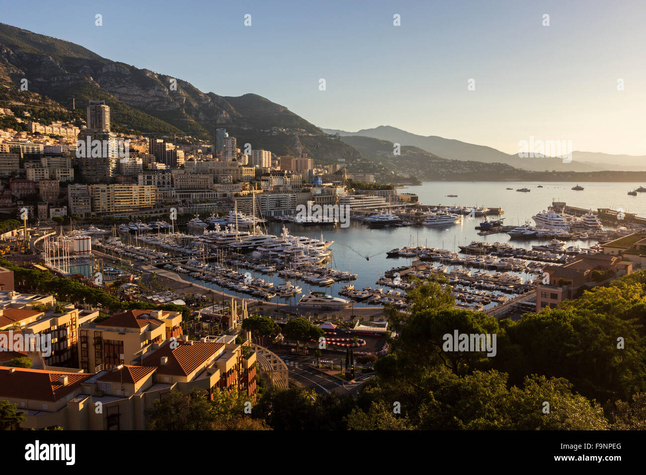 Blick auf Hafen von Monte Carlo in Monaco am Morgen Stockfoto