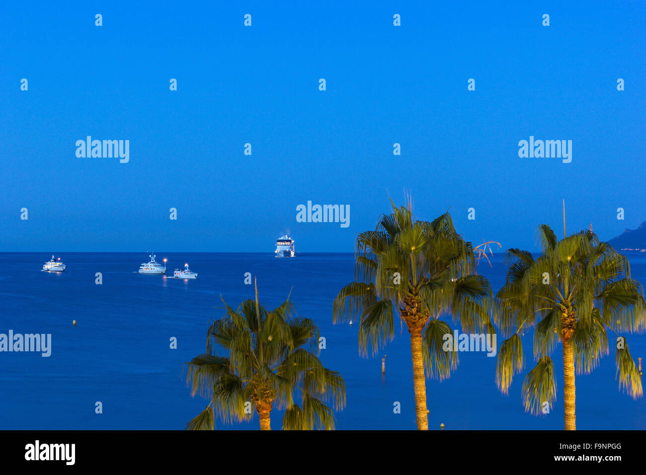 Schiffe im Mittelmeer in der Nähe der Küste von Cannes an der Côte d ' Azur Stockfoto