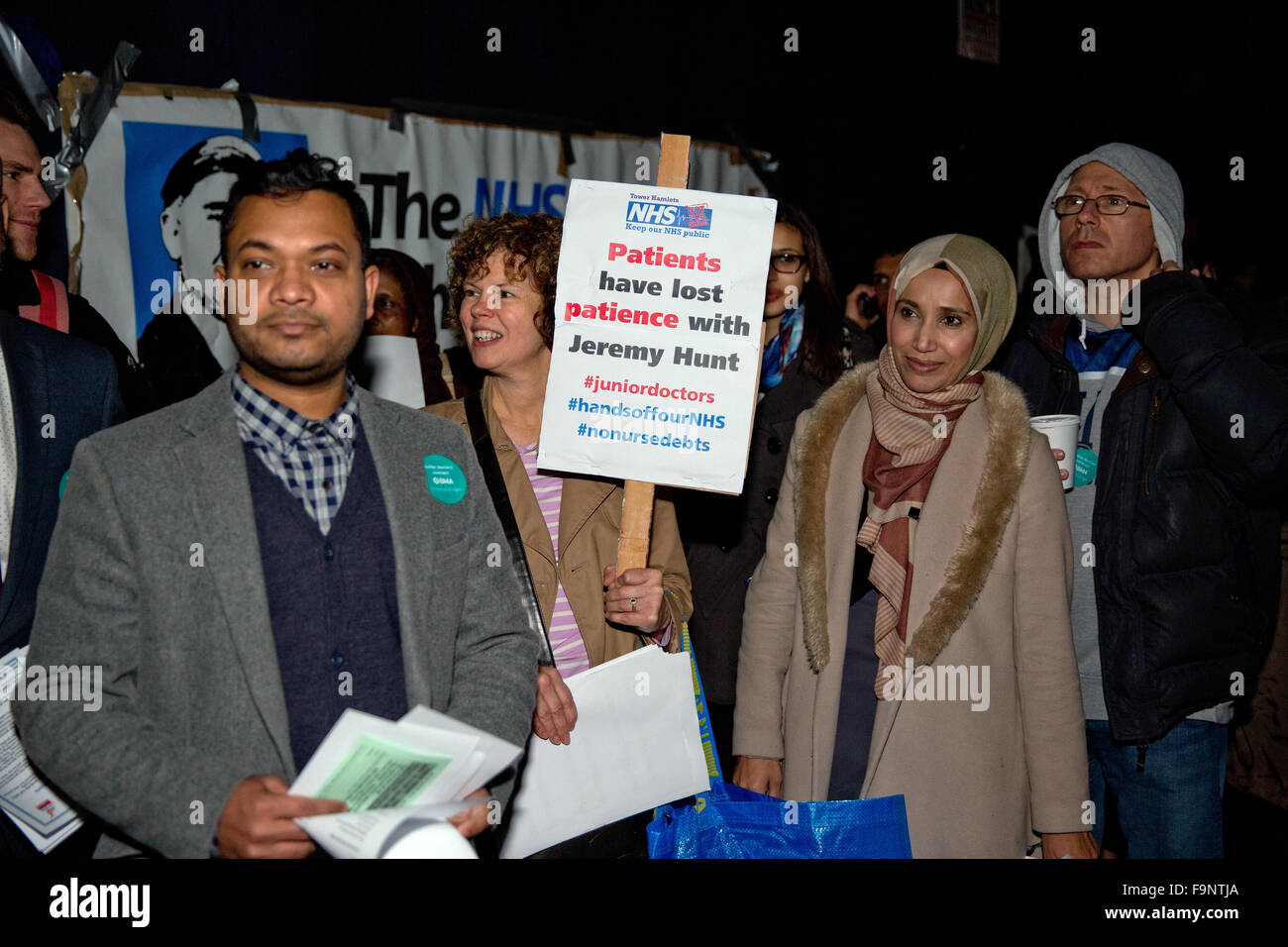 London, UK. 17. Dezember 2015. Stadtrat Oliur Rahman (l) und Stadtrat Rabina Khan (R) der Tower Hamlets Rat bei der Weihnachts-Rallye für den NHS außerhalb des alten Royal London Hospital. Bildnachweis: Mark Kerrison/Alamy Live-Nachrichten Stockfoto